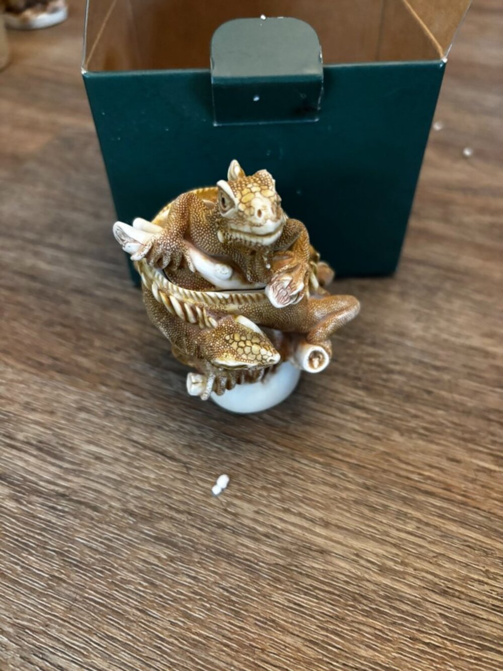 Harmony Kingdom Treasure box Leathernecks Lounge Iguana figurine w/box
